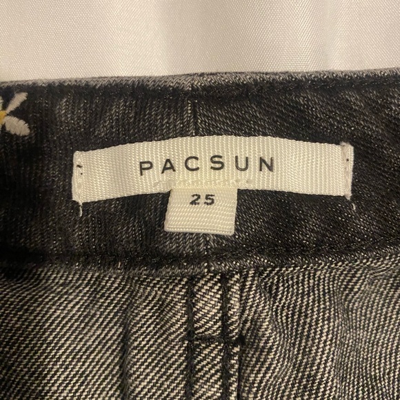 PacSun Black Denim Embroidered Floral Mini Skirt Size 2/25 - Picture 4 of 4